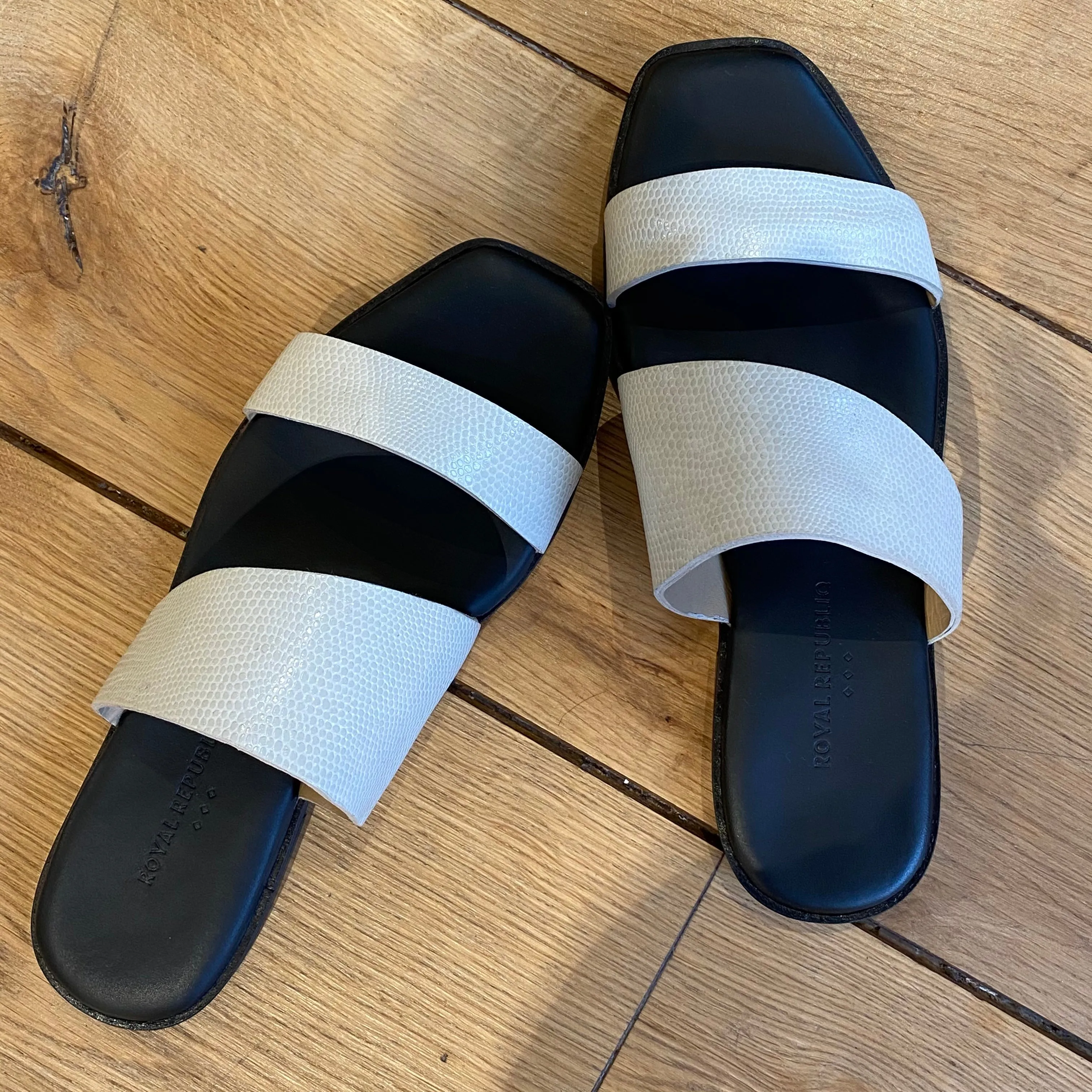 DEFINITIVE ASYMMETRIC SNAKE SANDAL | OFF WHITE