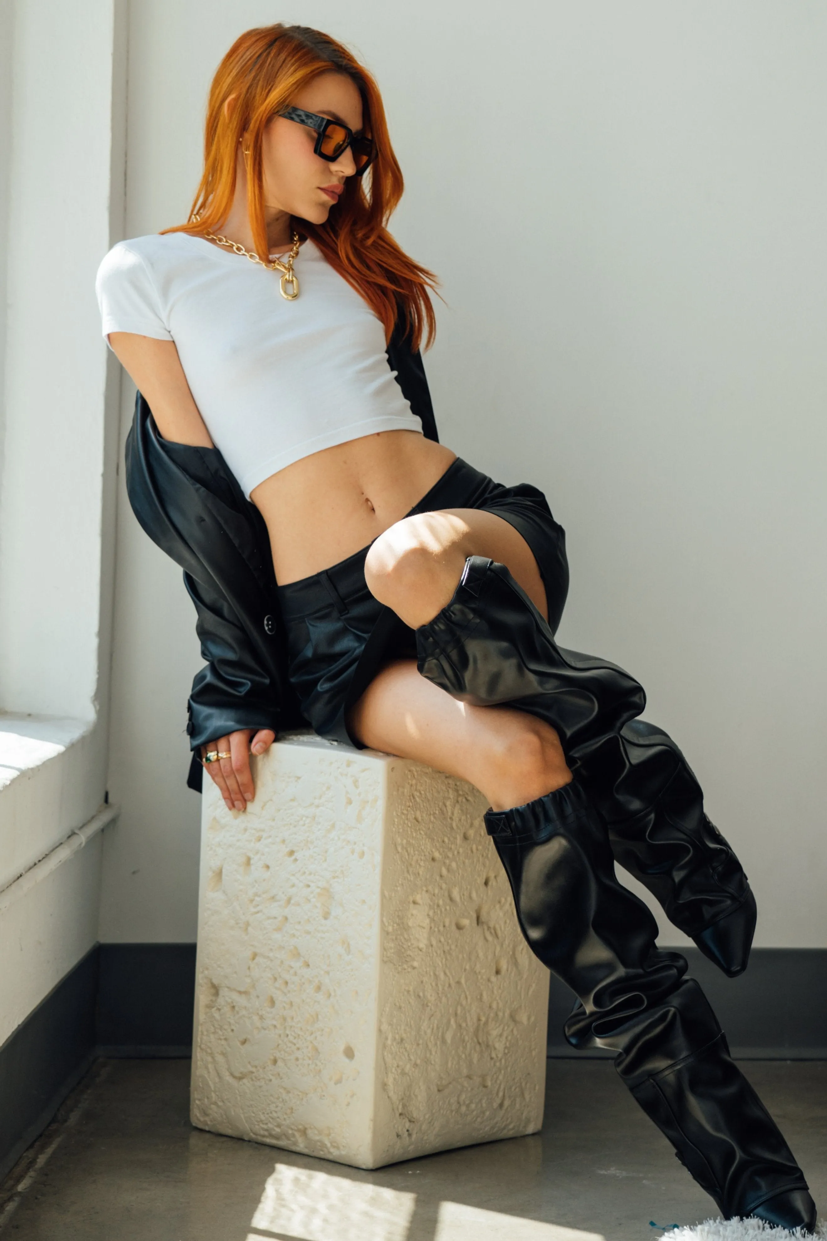 PLEATED VEGAN LEATHER MINI SKIRT - BLACK