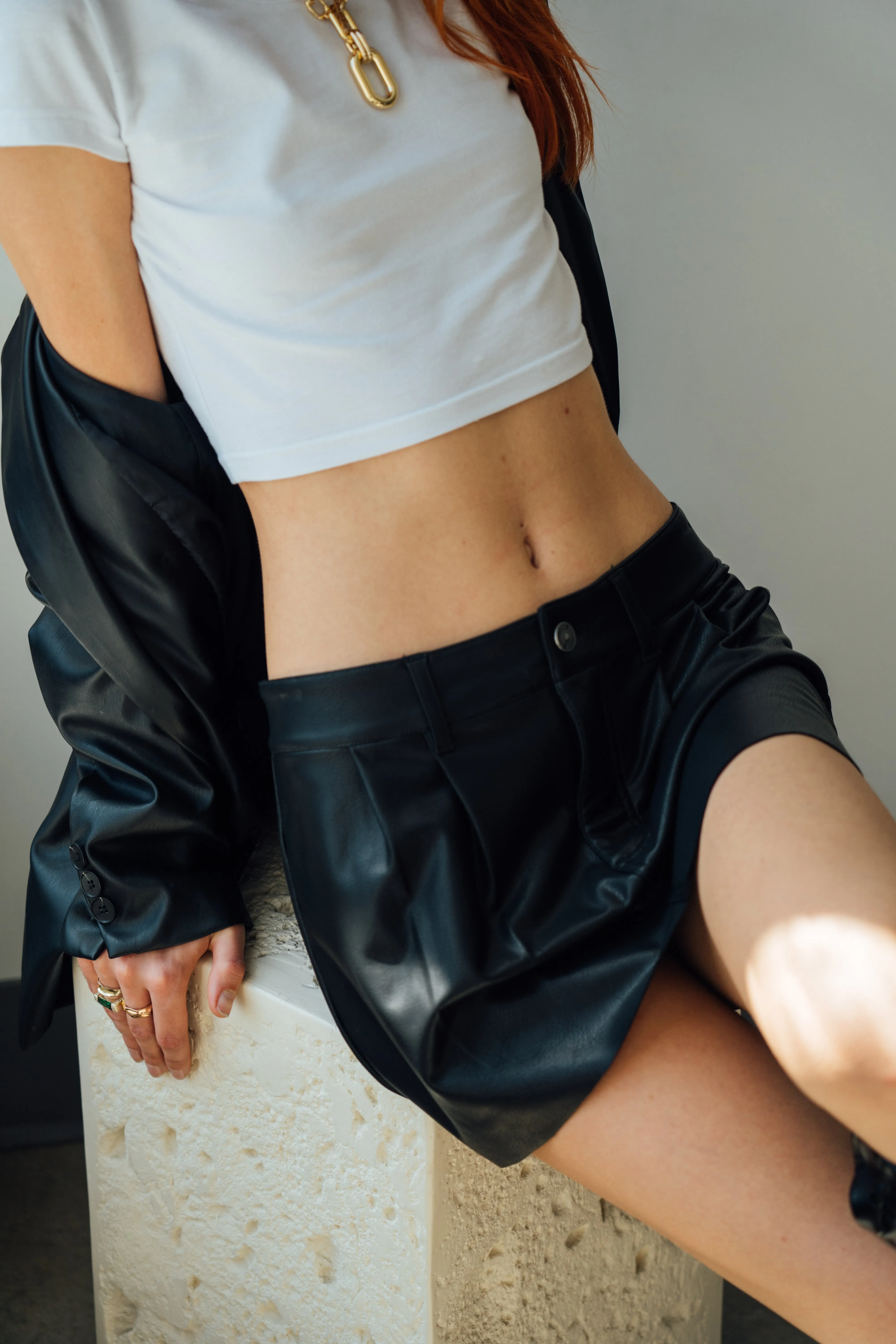 PLEATED VEGAN LEATHER MINI SKIRT - BLACK