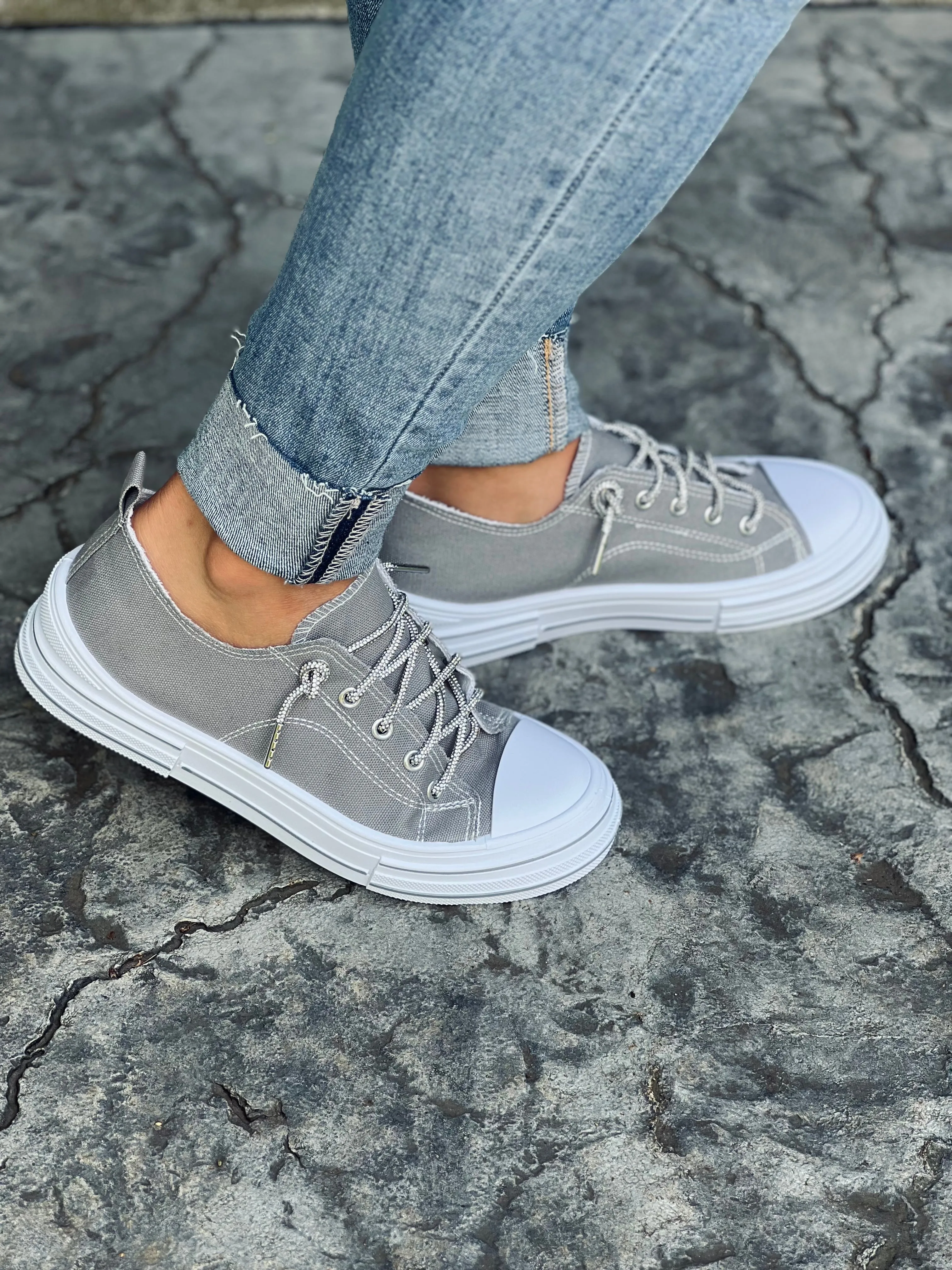 Very G Aman Sneakers in Gray