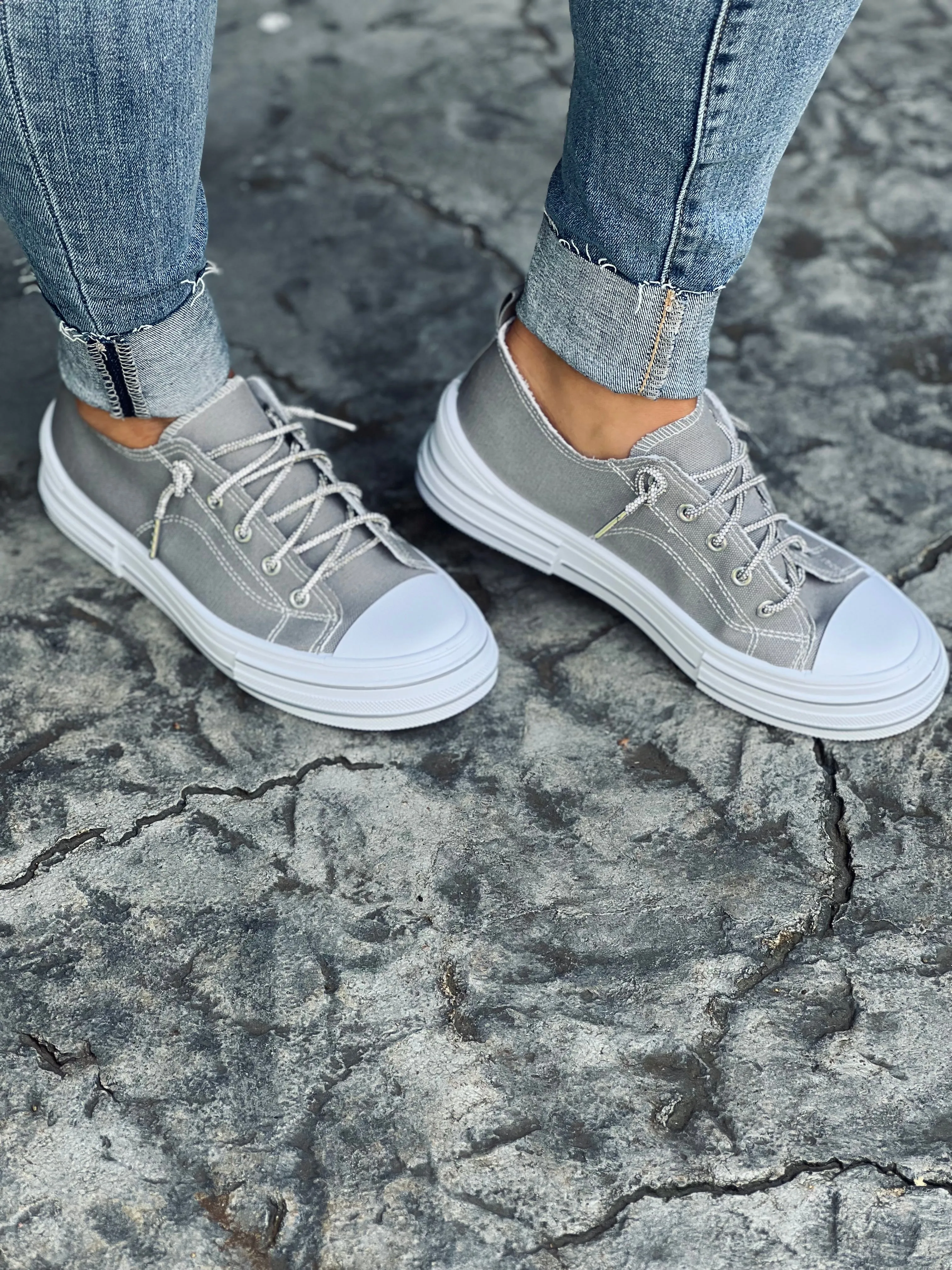 Very G Aman Sneakers in Gray