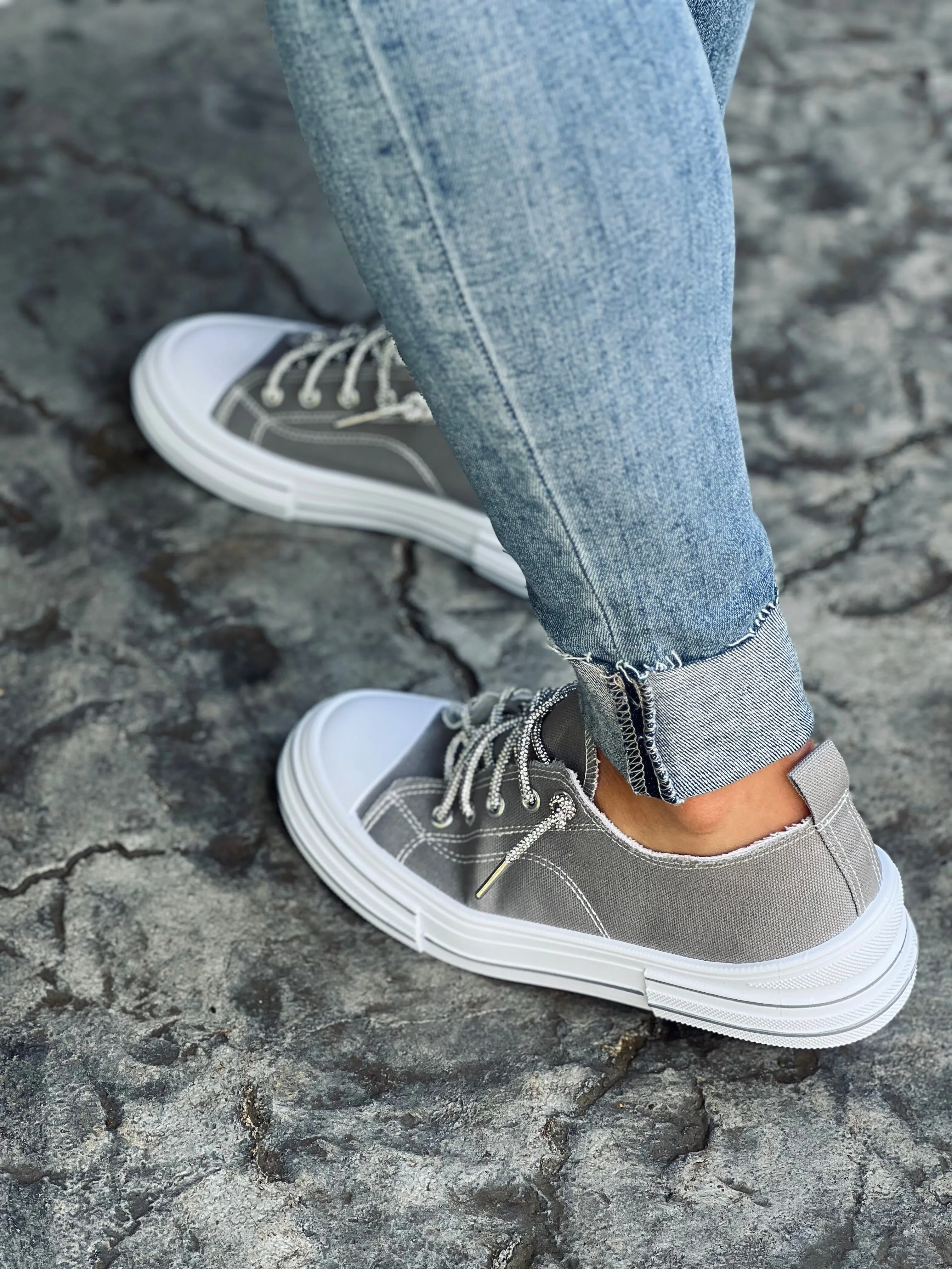 Very G Aman Sneakers in Gray