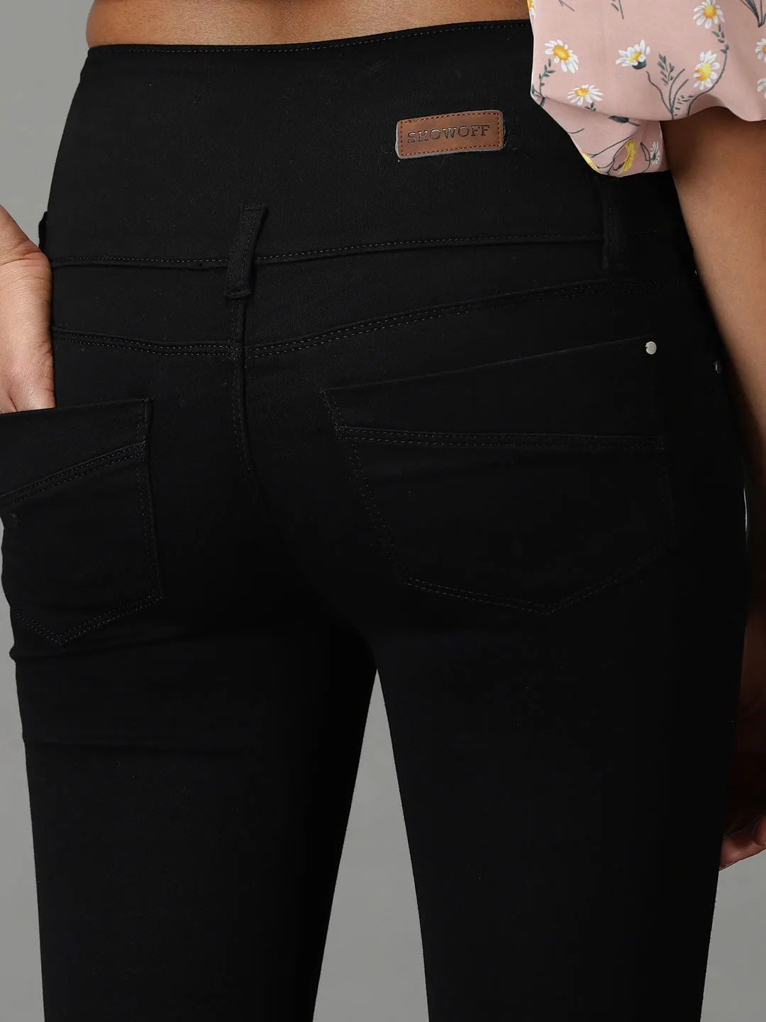 Women Black Slim Fit High-Rise Stretchable Cropped Jeans