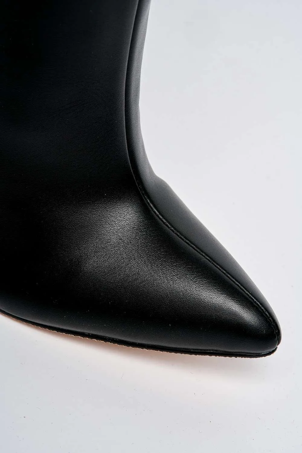 Woya Pointed Toe Block Heel Knee High Boots in Black
